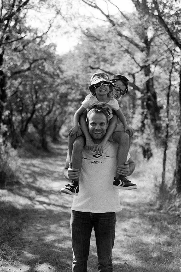 Un frère et une sœur sur les épaules de leur père