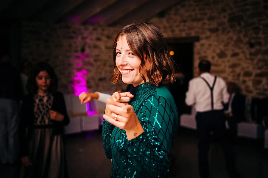 Une femme style gatsby pointant du doigt en soirée de mariage