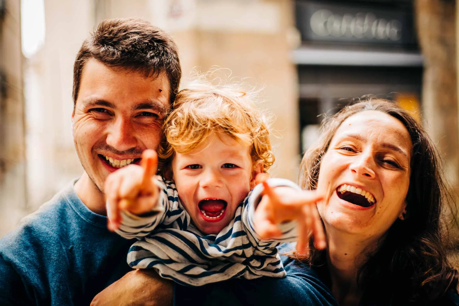 Un petit garçon avec ses parents devant un photographe lifestyle à Nantes