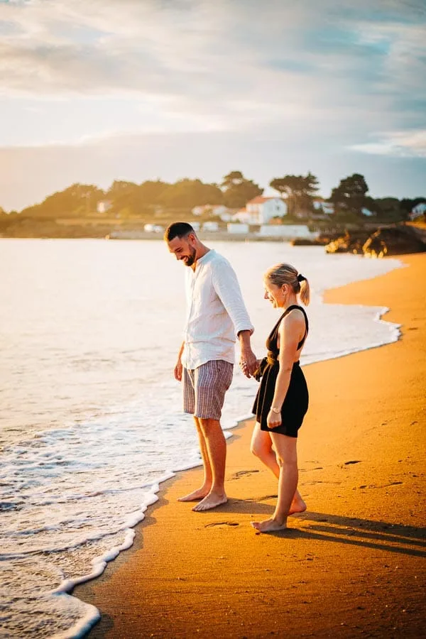 Un couple sur la plage pendant une séance lifestyle