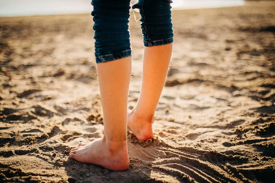 Des pieds nus d'enfant sur la plage de la Bernerie