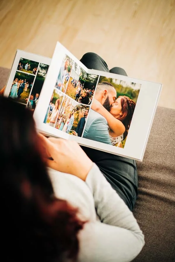 Livre de mariage avec des photos de mariés