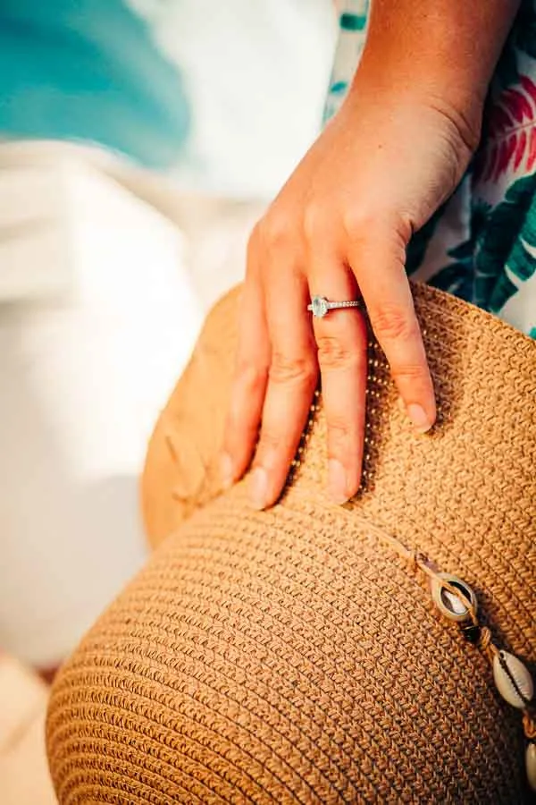 Main de femme avec une bague de fiançailles
