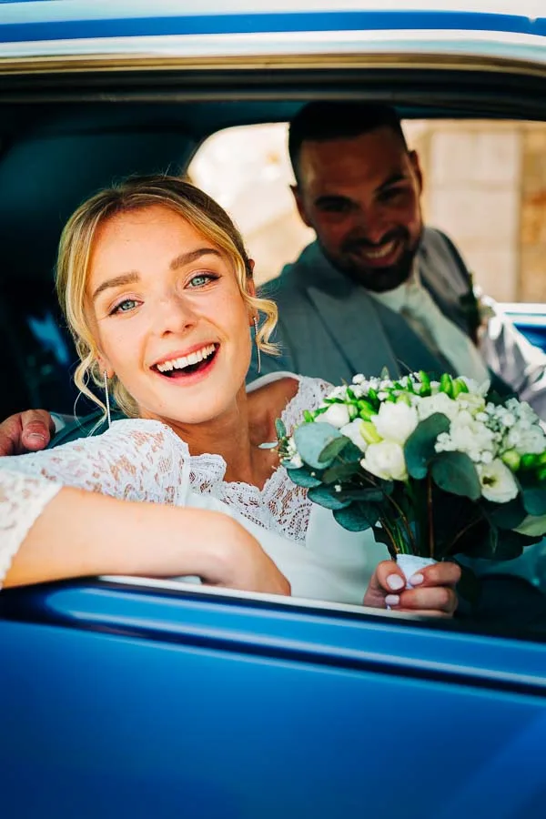 Mariée en mustang bleue au château de la Rousselière