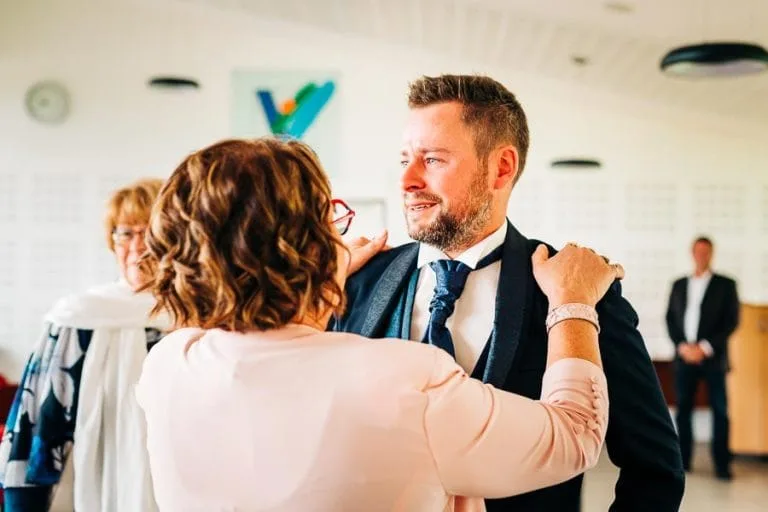 Marié qui pleure à son mariage