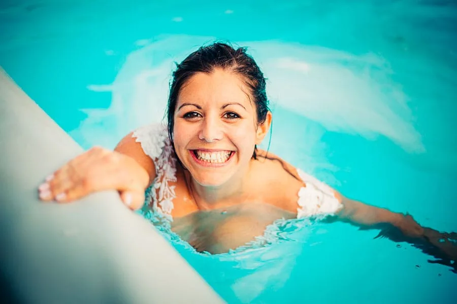 Une mariée dans une piscine avec un photographe de mariage à Pornic