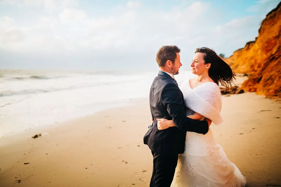Séance après mariage avec un photographe de mariage et un couple sur la plage