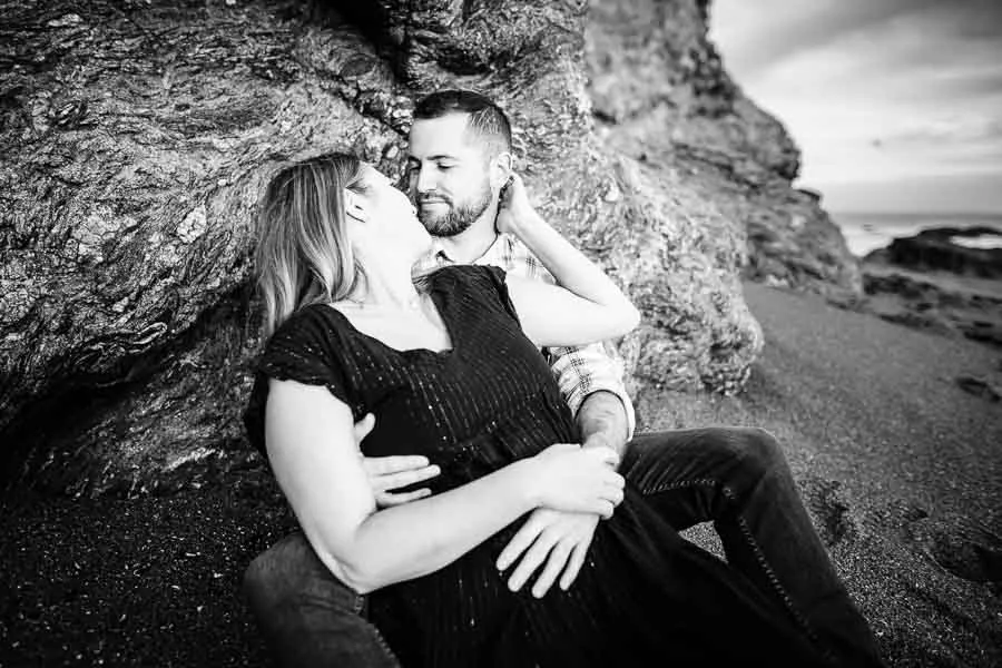Couple qui s'embrasse lors d'une séance engagement