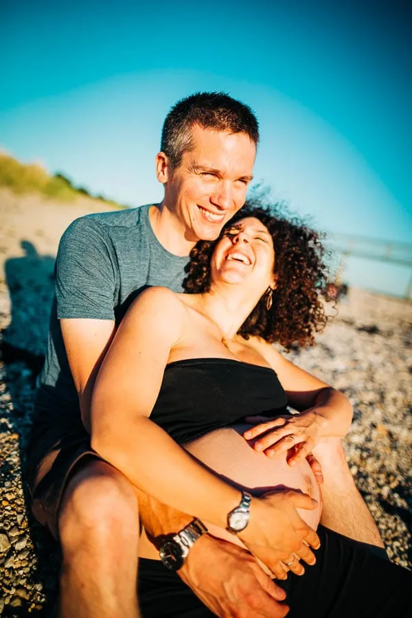 Femme enceinte en séance grossesse à la plage de Pornic